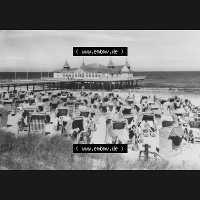 Alte Ansichtskarte der DDR Ahlbeck auf Usedom 1983, Seebrücke am Meer bei Ahlbeck. Digitales Bildmaterial von Ansichtskarten aus der DDR, der Deutschen Demokratischen Republik,... Sammlung