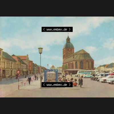 Ansichtskarte Heldge-Verlag Köthen/Anhalt DDR Bezirk Rostock 1960er Jahre, 1964, Lithografie Ribnitz-Damgarten, Karl-Marx-Platz. Gemischte Sammlung Bezirk Rostock zu DDR-Zeiten... Sammlung