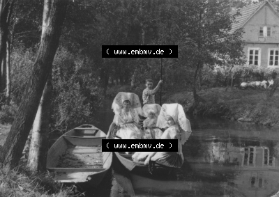 Planet-Verlag Berlin, s/w - Schwarzweiß der 1970er Jahre, 1973, Im Spreewald, Frauen mit Serbischen Trachten Sammlung