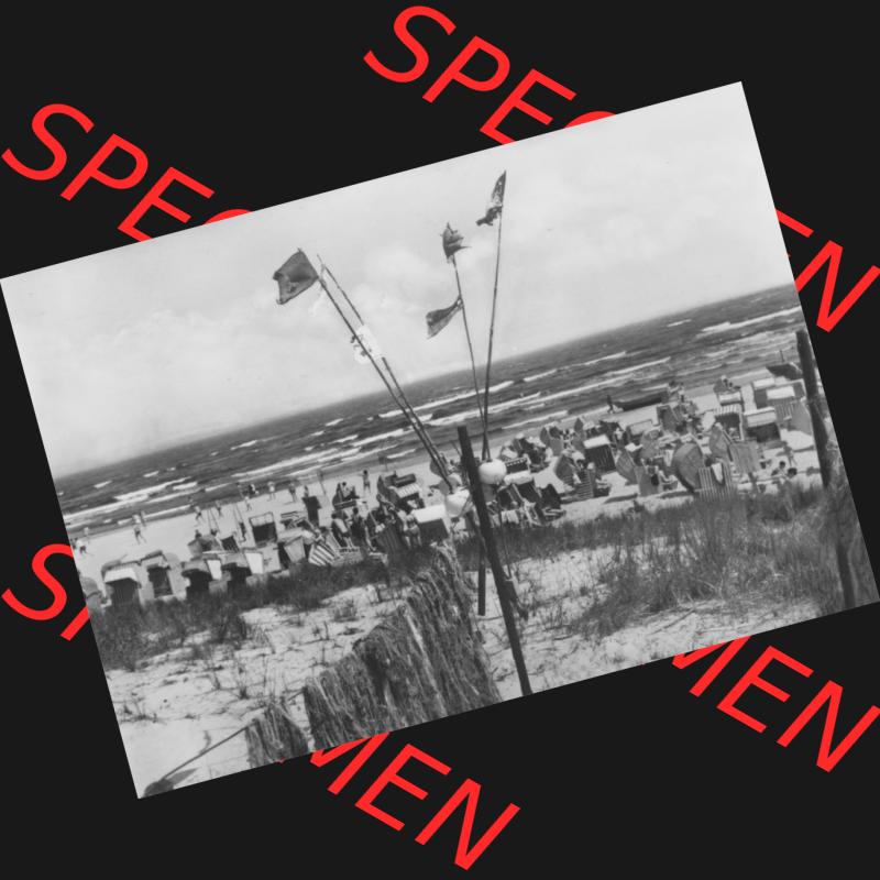 Alte Ansichtskarte der DDR Ahlbeck auf Usedom 1977, Strandfahnen am Strand von Ahlbeck in der DDR. Digitales Bildmaterial von Ansichtskarten aus der DDR, der Deutschen Demokratischen... Sammlung