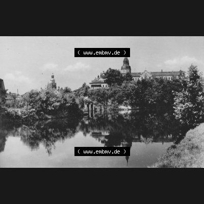 Ansicht Einbildkarte Erhard Neubert KG - Karl-Marx-Stadt DDR Sachsen 1963, Döbeln in Sachsen Schloßberg mit Schule, auf Einbildkarte. Digitales Bildmaterial von Ansichtskarten... Sammlung
