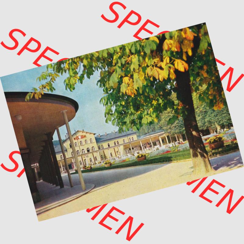 Dick-Foto-Verlag Erlbach I.V. aus Sammlung Staatsbad Bad Elster, Kolonnaden mit Badehaus. Das Digital JPG-Bild der Ansichtskarte aus Staatsbad Bad Elster in Farbe / Color... Sammlung