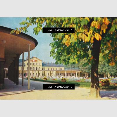 Dick-Foto-Verlag Erlbach I.V. aus Sammlung Staatsbad Bad Elster, Kolonnaden mit Badehaus. Das Digital JPG-Bild der Ansichtskarte aus Staatsbad Bad Elster in Farbe / Color... Sammlung