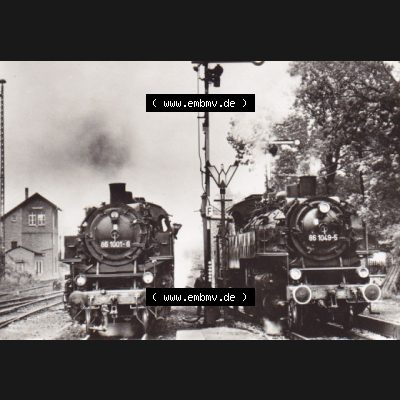 DDR Dampflokomotive aus Deutschland Baureihe 86, Zwei Lokomotiven beim Wassernehmen in Oelnitz (1) Sammlung