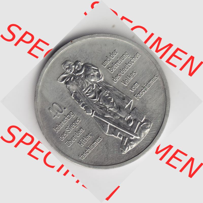 1985, 10 Mark A 40. Jahrestag des Sieges über den Hitlerfaschismus und der Befreiung des deutschen Volkes vom Faschismus, Münzen-Vorderseite mit Motiv der DDR Gedenkmünze... Sammlung