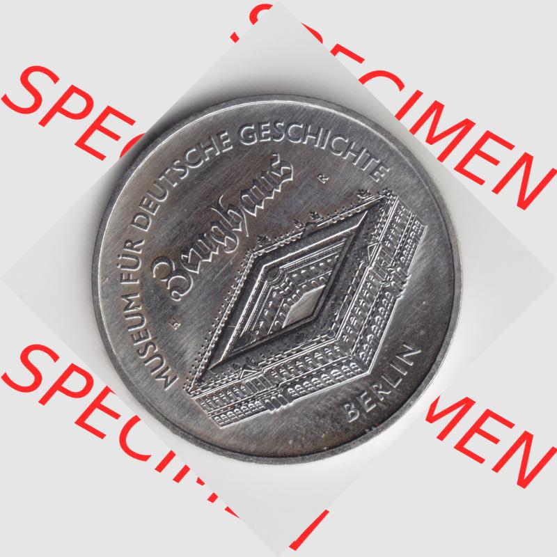 1990, 5 Mark, A Zeughaus, Museum für deutsche Geschichte, Münzen-Vorderseite mit Motiv der DDR Gedenkmünze auf einen Digitalen Bild, der Münze aus Deutschland... Sammlung
