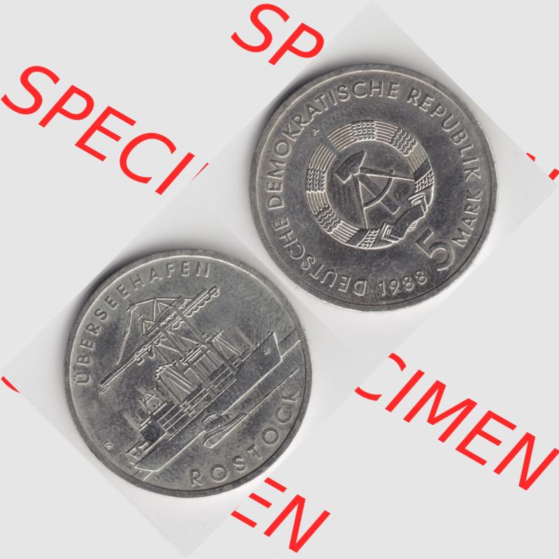 DDR Münze 1988, 5 Mark A Überseehafen Rostock, Semicontainerschiff - Münzen-Vorderseite und Rückseite mit Wappen auf einen Digitalen Bild, der Münze aus Deutschland... Sammlung