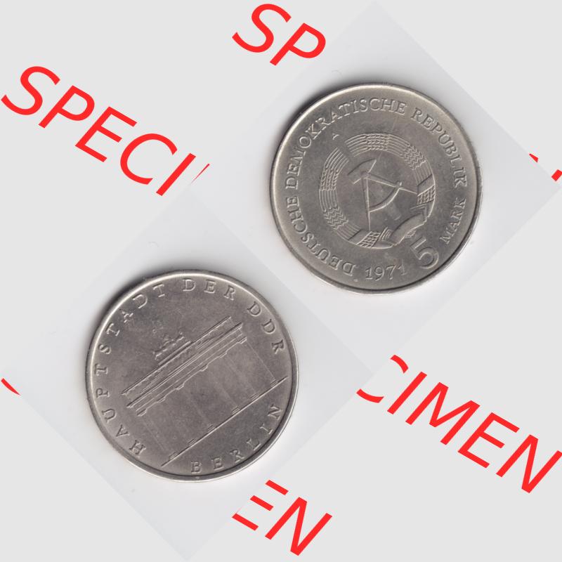 DDR Münze 1971, 5 Mark Gedenkmünze Berlin, Brandenburger Tor - Münzen-Vorderseite und Rückseite mit Wappen auf einen Digitalen Bild, der Münze aus Deutschland... Sammlung