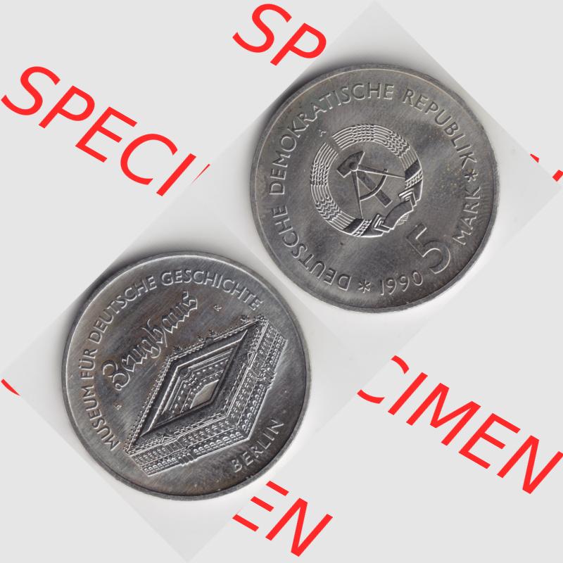 DDR Münze 1990, 5 Mark, A Zeughaus, Museum für deutsche Geschichte - Münzen-Vorderseite und Rückseite mit Wappen auf einen Digitalen Bild, der Münze aus... Sammlung