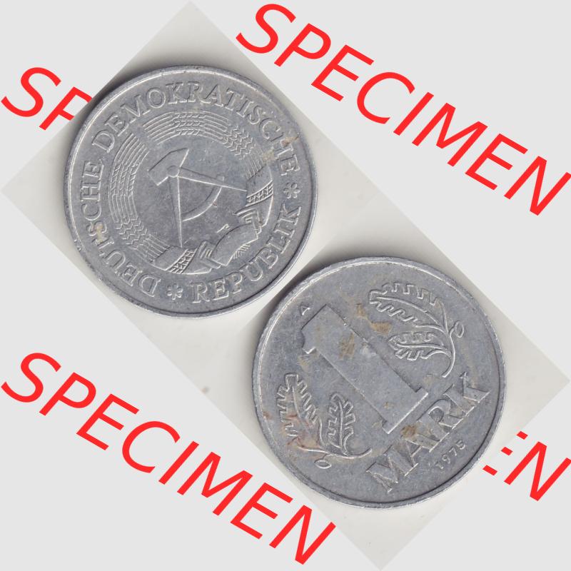 DDR Münze 1956-1990 Umlaufmünze / Kursmünze 1972-1990, A 1 Mark 1975. Vorderseite und Rückseite vertikal untereinander zusammengefügt, der 1-Mark Münzen... Sammlung