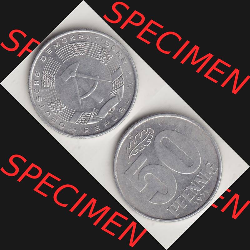 DDR Münze 1958-1990 Umlaufmünze / Kursmünze 1958-1990, A 50 Pfennig 1971-2 der DDR-Mark. Vorderseite und Rückseite vertikal untereinander zusammengefügt,... Sammlung