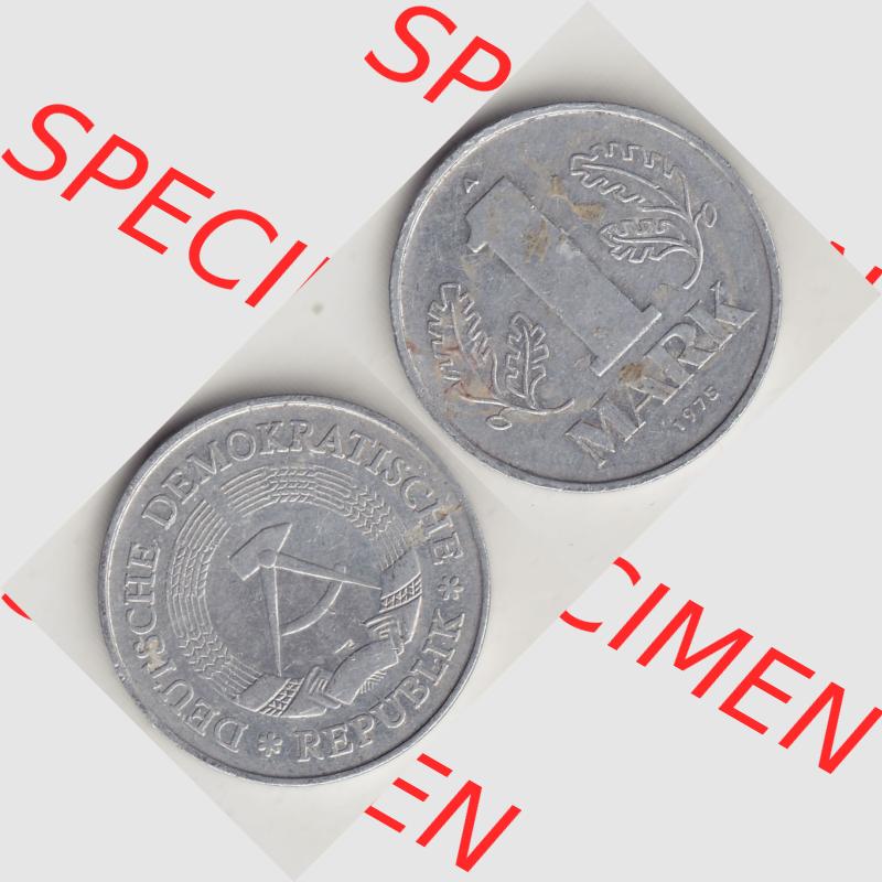 DDR Münze 1956-1990 Umlaufmünze / Kursmünze 1972-1990, A 1 Mark 1975. Vorderseite und Rückseite horizontal rechts nebeneinander zusammengefügt, der 1-Mark... Sammlung