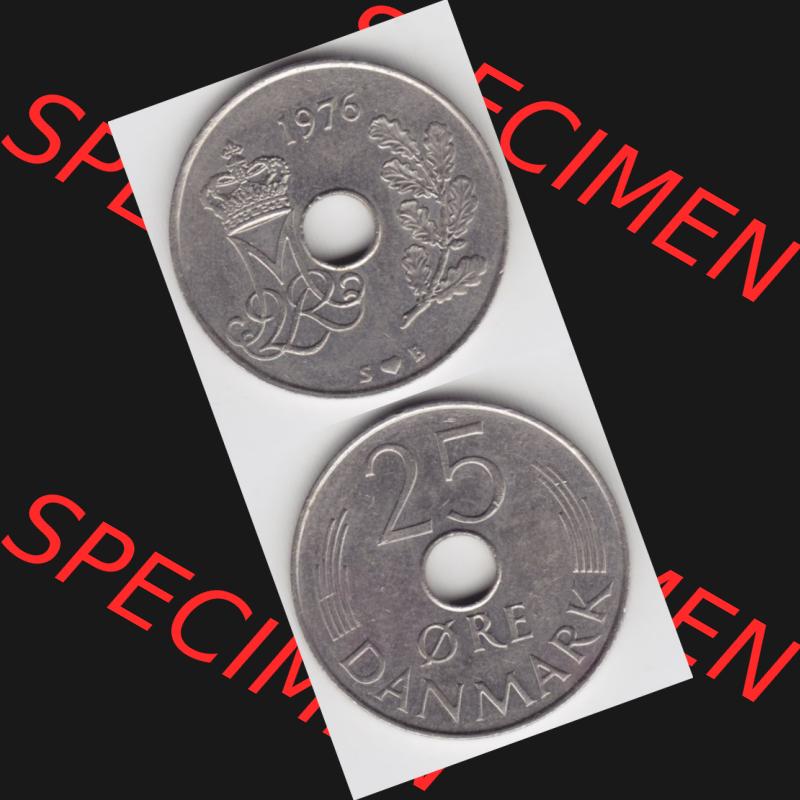 Münzen Dänemark Umlaufmünze 1976, 25 Öre. Vorderseite und Rückseite vertikal auf einen digitalen Bild der alten dänischen Umlaufmünze aus Dänemark zum... Sammlung