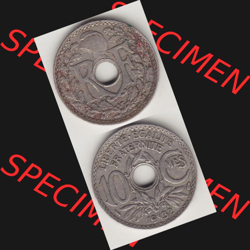 Münzen Frankreich Umlaufmünze 1917-1938, 10 Centimes - Cmes 1932. Vorderseite und Rückseite vertikal auf einen digitalen Bild der alten französischen Umlaufmünze 10... Sammlung